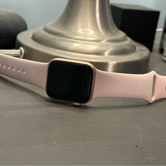 Selling this APPLE SERIES-4 (40-MM) SMARTWATCH
WITH GPS. - Picture 1 of 6